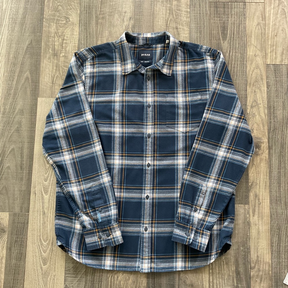 prAna Los Feliz Flannel Shirt 
1964381
Organic Cotton
Men’s Large
Blue White Tan